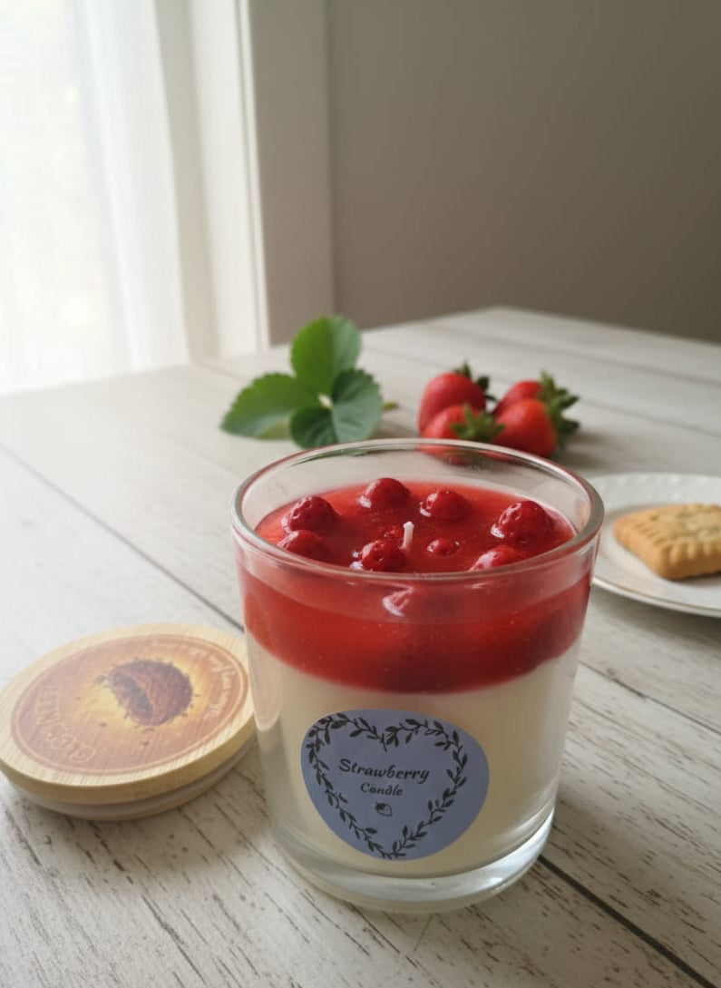 1 x 320 ml scented candle with strawberry flavour and shape