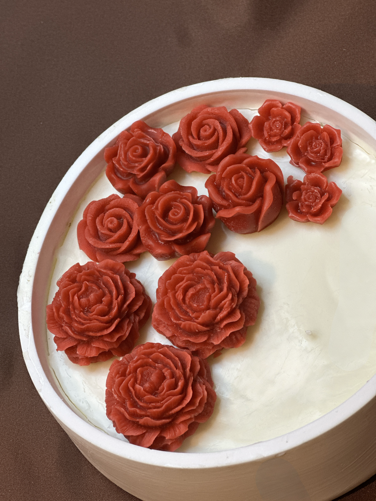 Romantic Deep Red Rose homemade Candle in Round Ceramic Dish, 22 cm diameter  | Luxury Centerpiece | Wedding Gift