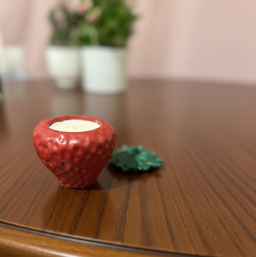 1x Strawberry Candle - Scented candle with strawberry shaped casting bowl