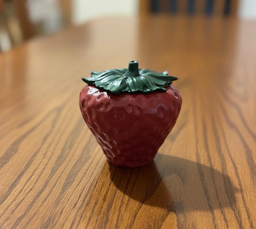 1x Strawberry Candle - Scented candle with strawberry shaped casting bowl