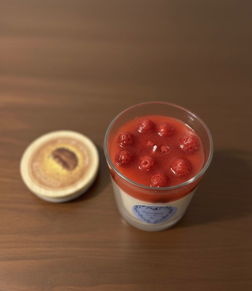 1 x 320 ml scented candle with strawberry flavour and shape